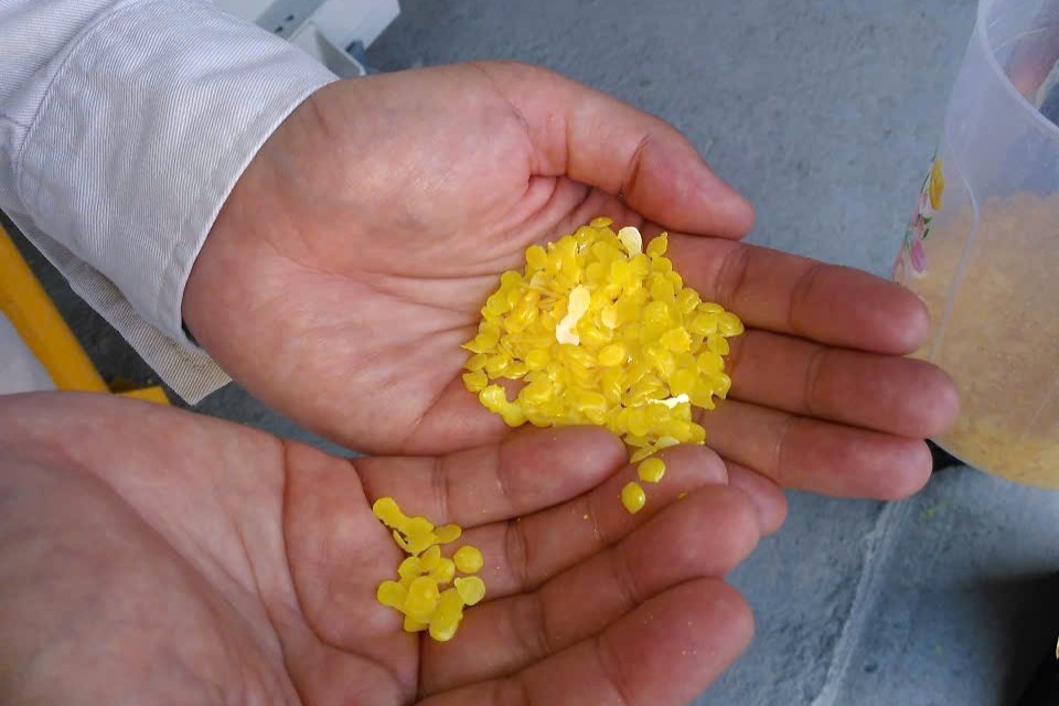 Sản phẩm lưu huỳnh hạt có dạng tròn bán cầu, màu vàng đặc trưng, đạt độ tinh khiết ≥ 99,5%.