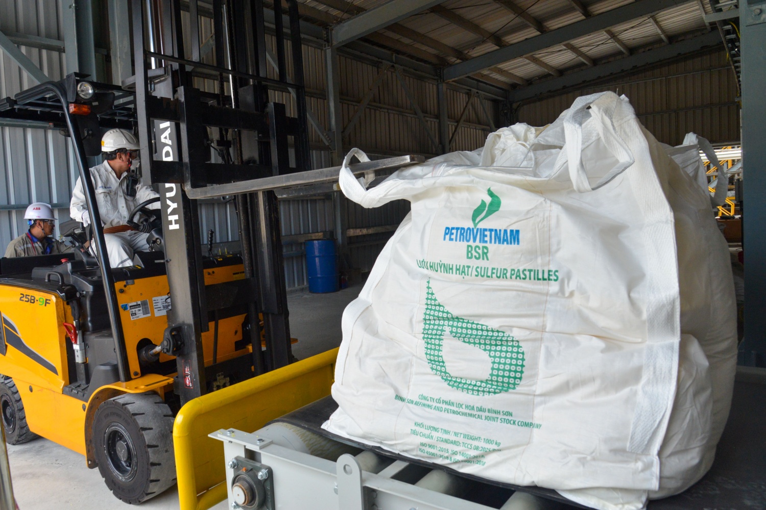 Lưu huỳnh hạt được đóng gói bằng bao jumbo 1 tấn thuận tiện cho bảo quản và vận chuyển.