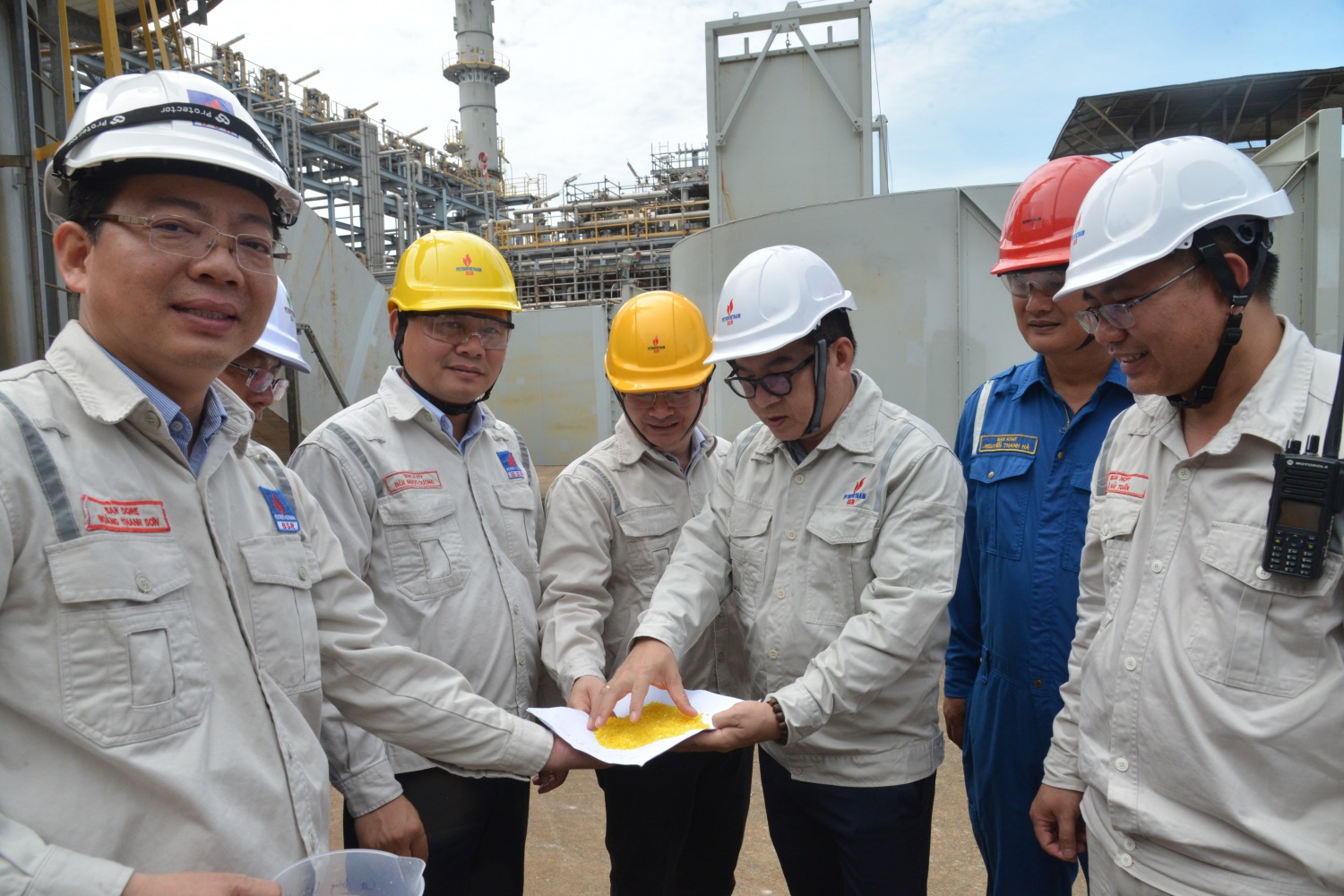 Ban lãnh đạo BSR kiểm tra chất lượng hạt lưu huỳnh sau khi tạo thành – đảm bảo tiêu chuẩn kỹ thuật trước khi xuất xưởng