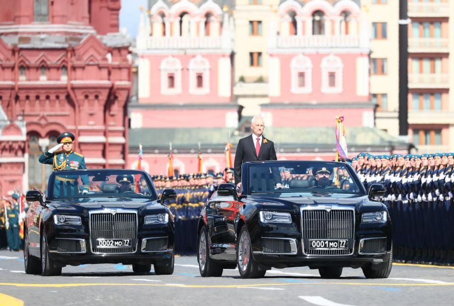 Bộ trưởng Quốc phòng Nga Andrei Belousov (phải) trong lễ duyệt binh kỷ niệm 80 năm Ngày Chiến thắng trong Chiến tranh Vệ quốc Vĩ đại tại Mátxcơva, ngày 9.5.2025. Ảnh: Xinhua