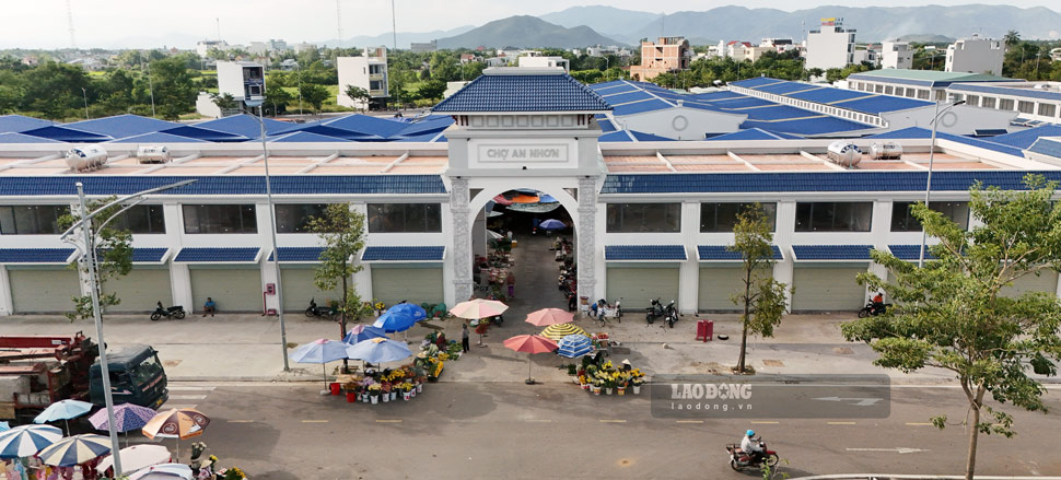 Đi vào hoạt động từ đầu năm 2024, chợ An Nhơn (phường Bình Định, tỉnh Gia Lai) trở thành nơi họp chợ lý tưởng của nhiều tiểu thương nhờ cơ sở hạ tầng hiện đại, không gian rộng rãi, khang trang, cùng hệ thống phòng cháy chữa cháy, camera an ninh được đầu tư bài bản. Ảnh: Hoài Phương