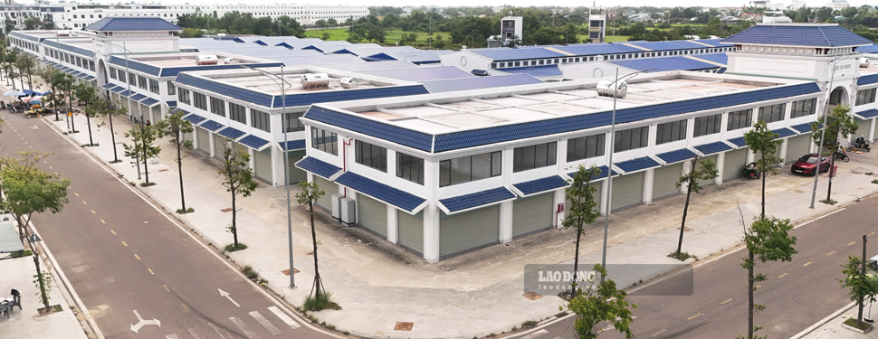 Sau hơn 1 năm rưỡi đưa vào khai thác, khu chợ chính và khu lán chợ gần như đã được lấp đầy. Tuy nhiên, dãy ki ốt 2 tầng với 106 điểm kinh doanh vẫn trong tình trạng “trống chủ“, chưa thể khai thác, gây lãng phí lớn. Ảnh: Hoài Phương