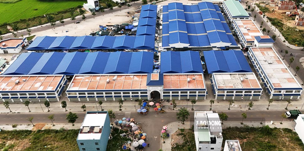 Theo ông Cường, nhu cầu thuê mặt bằng kinh doanh của bà con tiểu thương trước đây khá cao, tuy nhiên gần đây - cao điểm truy quét hàng nhái, hàng giả - nhu cầu có xu hướng chững lại. “Theo phương án phê duyệt ban đầu, giá cho thuê 106 ki ốt (thời hạn 20 năm) khoảng 90 tỉ đồng. Đây là nguồn thu khá lớn, vì vậy địa phương đã xây dựng kế hoạch để kịp tổ chức đấu giá vào cuối năm nay“, ông Cường thông tin. Ảnh: Hoài Phương