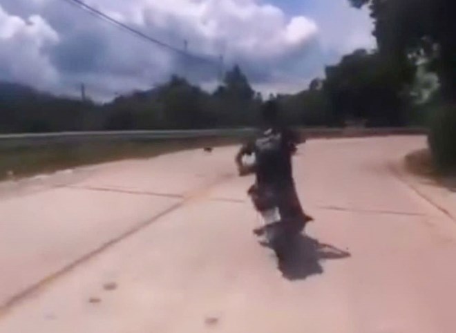 Triệu tập đối tượng khoe hình ảnh lạng lách, đánh võng trên Facebook