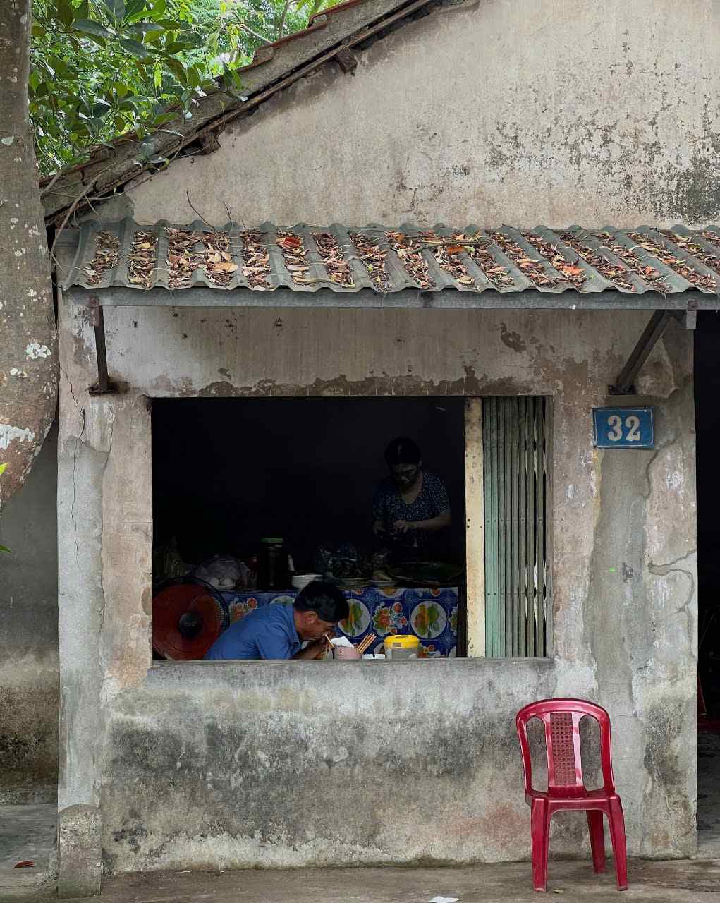 Một góc nhỏ quán bánh ướt O Lan. Ảnh: Nhật Mai
