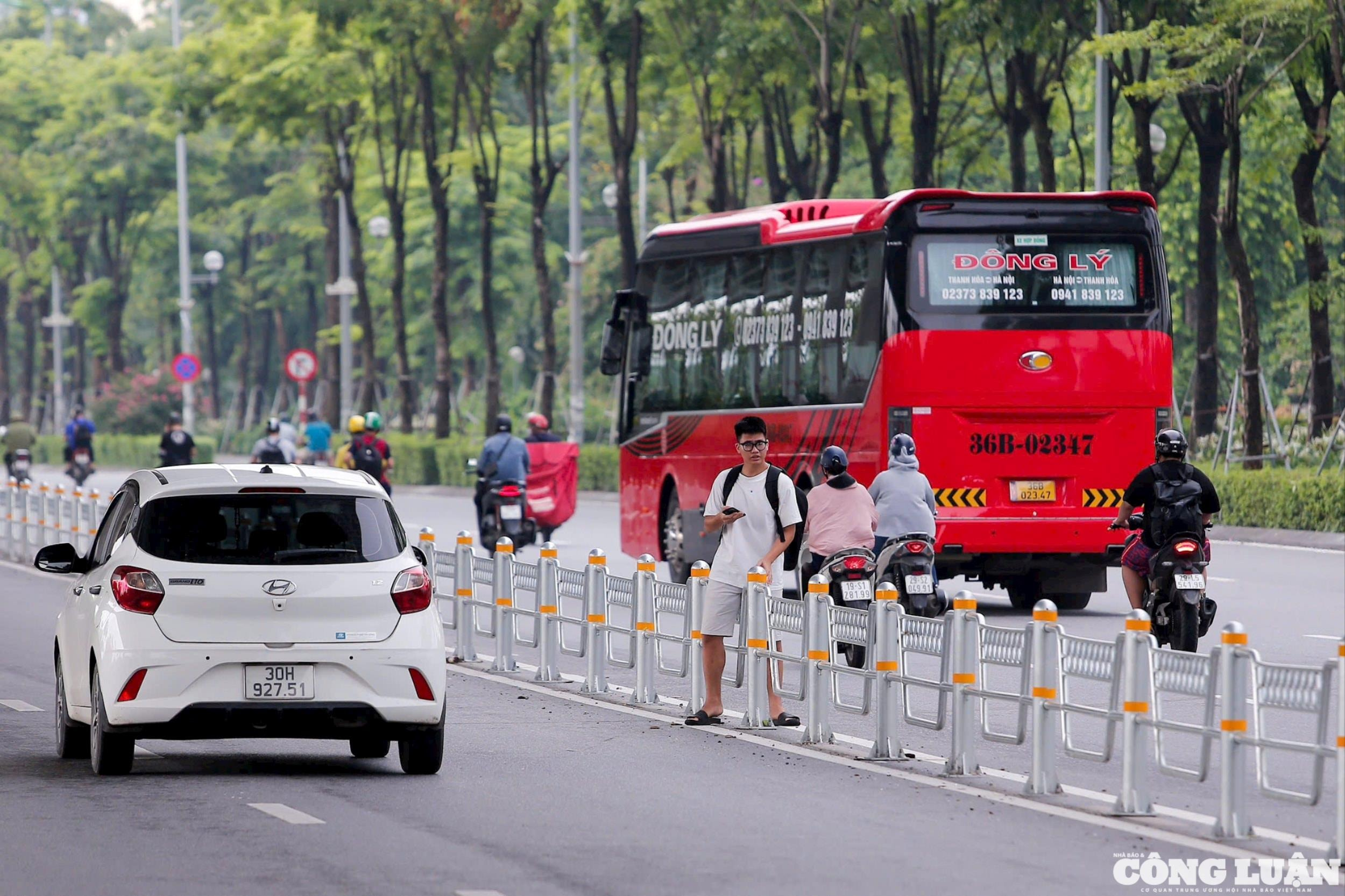 Ảnh 2.Hình ảnh người đi bộ cố tình băng qua giải phân cách.