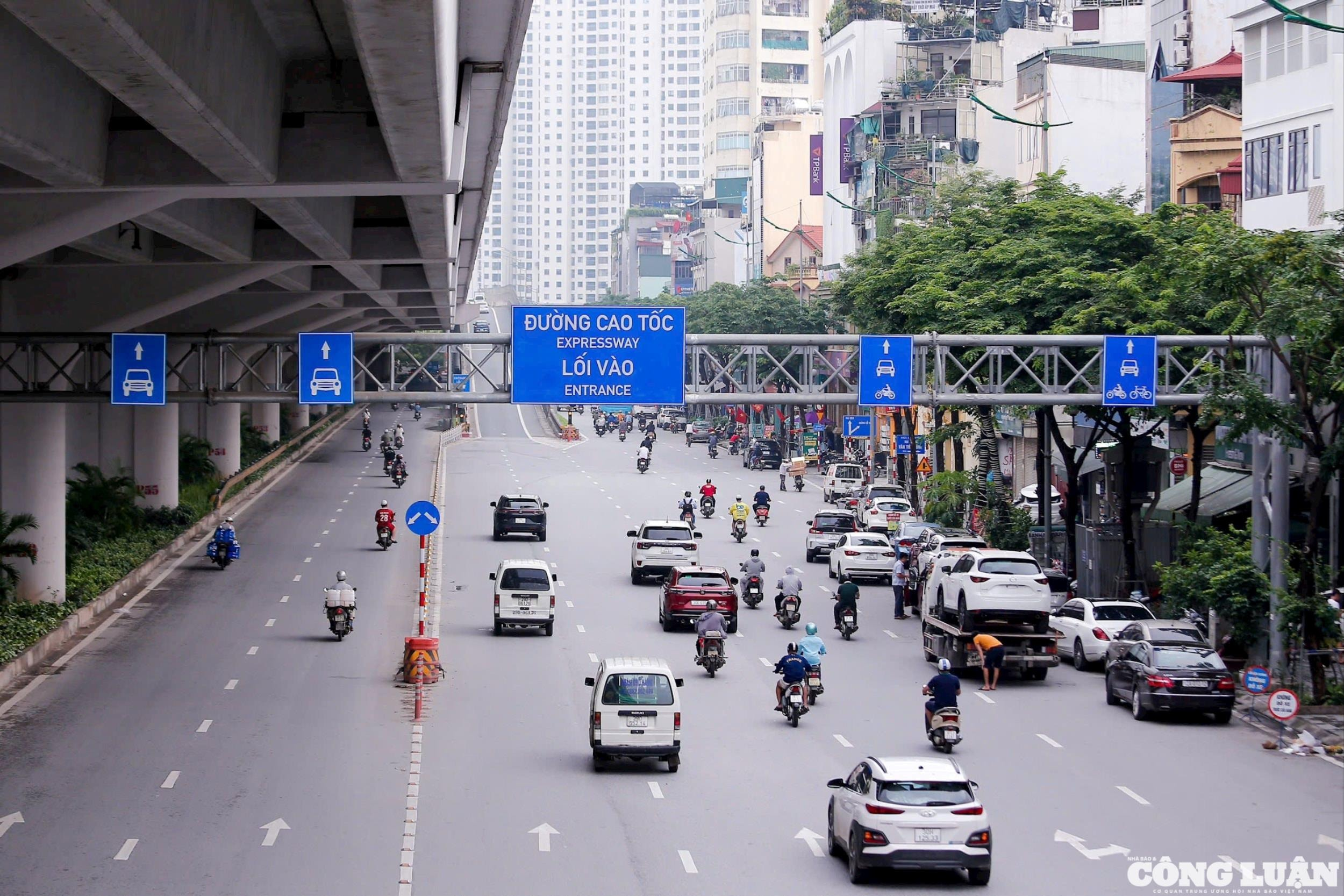 Ảnh 1.Phân làn phương tiện trên 2 tuyến đường Võ Chí Công và Phạm Văn Đồng (TP.Hà Nội) nhằm giảm thiểu xung đột, ùn tắc giao thông.