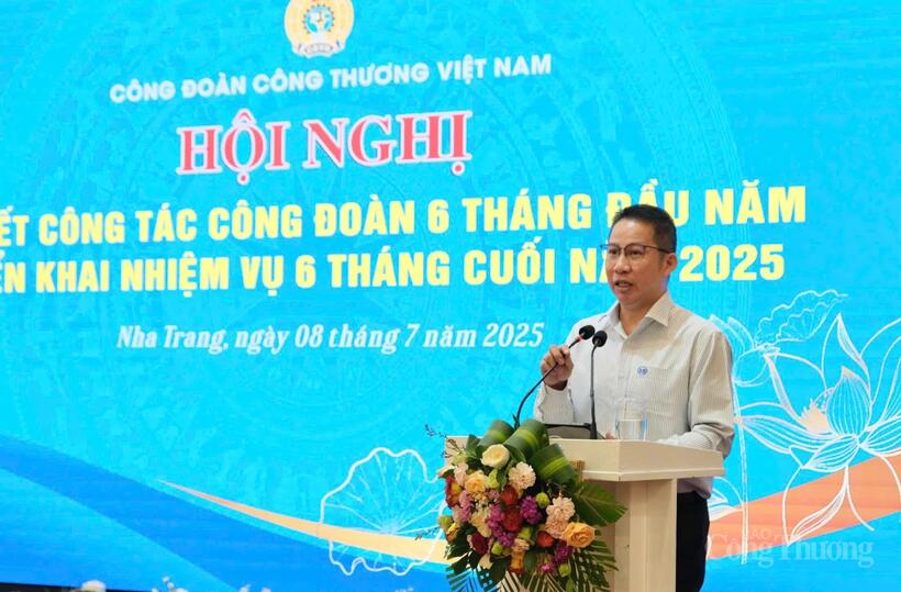Đồng chí Lương Bảo Phúc, Phó Chủ tịch Công đoàn Công ty Cổ phần Nhựa Bình Minh trình bày tham luận tại hội nghị