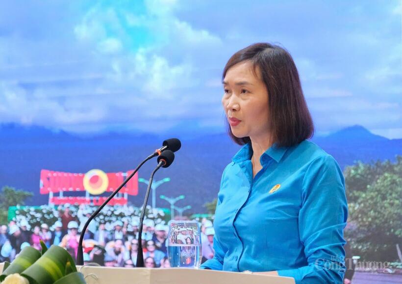 Đồng chí Hồ Thị Mai Hương, Phó Chủ tịch Công đoàn Công nghiệp Hóa chất Việt Nam trình bày tham luận tại hội nghị