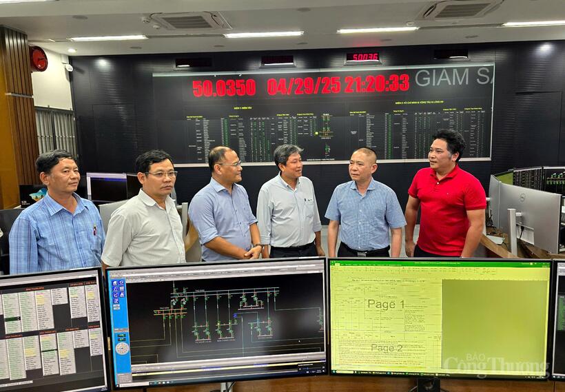 Phó Tổng giám đốc NSMO Vũ Xuân Khu (thứ 2 từ phải sang) kiểm tra công tác vận hành hệ thống điện tại Trung tâm Điều độ hệ thống điện miền Nam chuẩn bị cho đại lễ kỷ niệm 50 năm Giải phóng miền Nam, thống nhất đất nước.