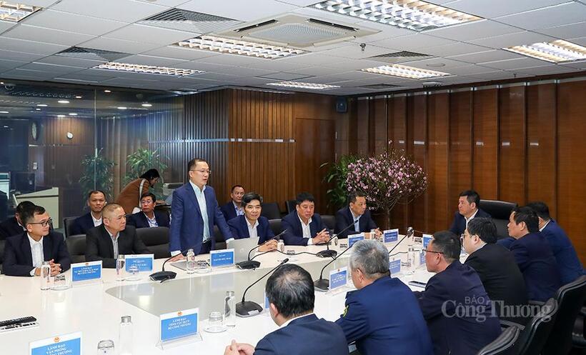 Ông Nguyễn Đức Ninh báo cáo công tác vận hành hệ thống điện, các giải pháp chủ động ứng phó bão Yagi với Bộ trưởng Bộ Công Thương Nguyễn Hồng Diên vào tháng 9/2024