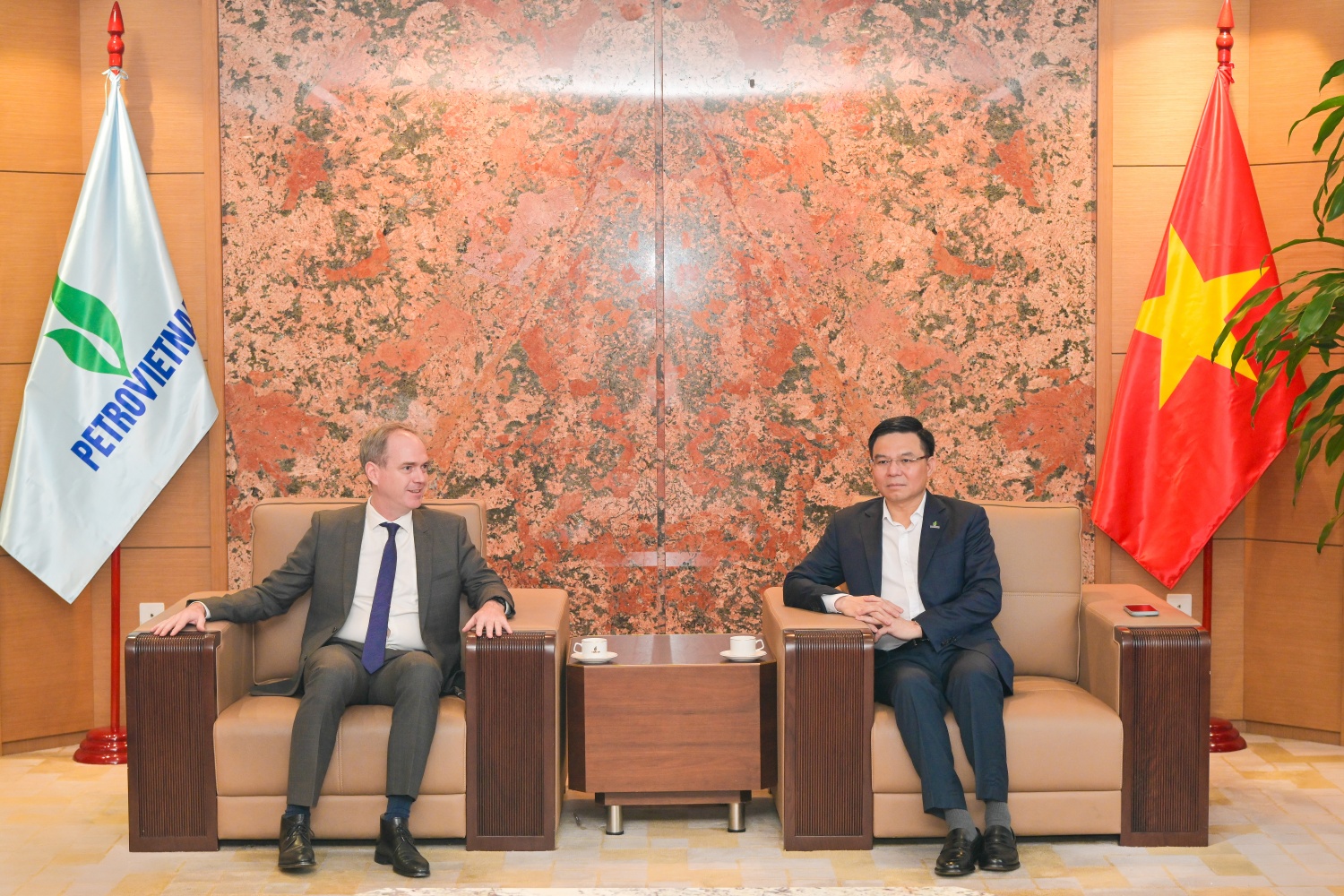 Chủ tịch HĐTV Petrovietnam Lê Mạnh Hùng trao đổi với Chủ tịch Perenco Cửu Long Alexis Heydenreich