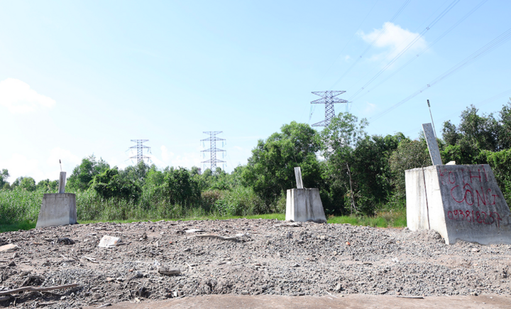 Vị trí số 2 Dự án đường dây 220kV NMĐ Nhơn Trạch 3 - TBA 500kV Long Thành là vị trí đi chung 4 mạch của 2 dự án đang gặp vướng mắc