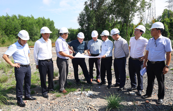 Phó Chánh Văn phòng Ban Chỉ đạo nghe báo cáo về những khó khăn vướng mắc cụm dự án