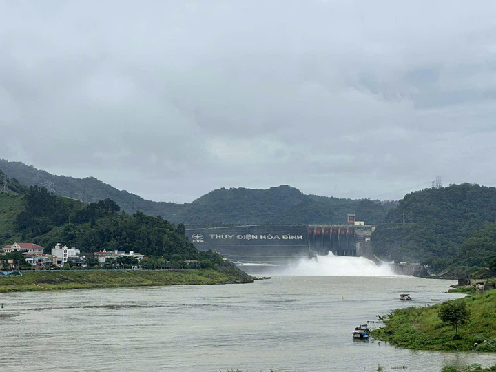 Thủy điện Hòa Bình mở cửa xả lũ thứ 3. Ảnh: CTV