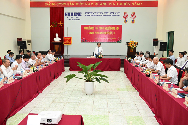 Bộ trưởng Bộ Công Thương Nguyễn Hồng Diên làm việc với Viện Nghiên cứu Cơ khí. Ảnh: Cấn Dũng