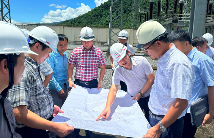 Đoàn công tác nghe báo cáo tiến độ triển khai Dự án lắp máy biến áp thứ 3 Trạm biến áp 220kV Mường Tè