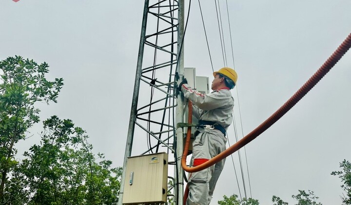 Doanh nghiệp viễn thông kiểm tra trạm BTS. Ảnh minh họa