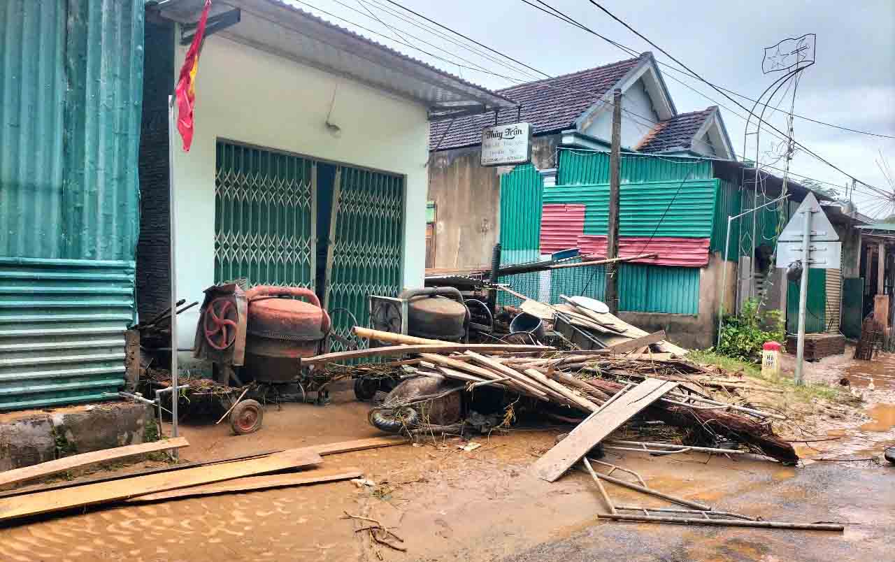 Nhà dân bên Quốc lộ 7 ở xã Hữu Kiệm sau lũ rút. Ảnh Duy Minh.