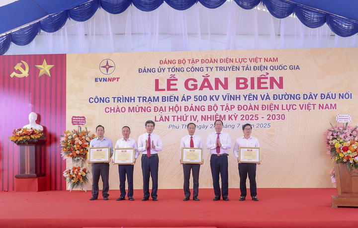 Lãnh đạo Đảng uỷ và Công đoàn EVN trao Bằng khen cho các đơn vị có thành tích xuất sắc trong việc triển khai dự án.