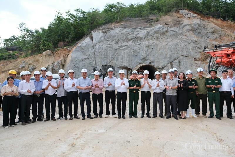 Đoàn công tác chụp hình lưu niệm tại dự án Thủy điện tích năng Bác Ái.