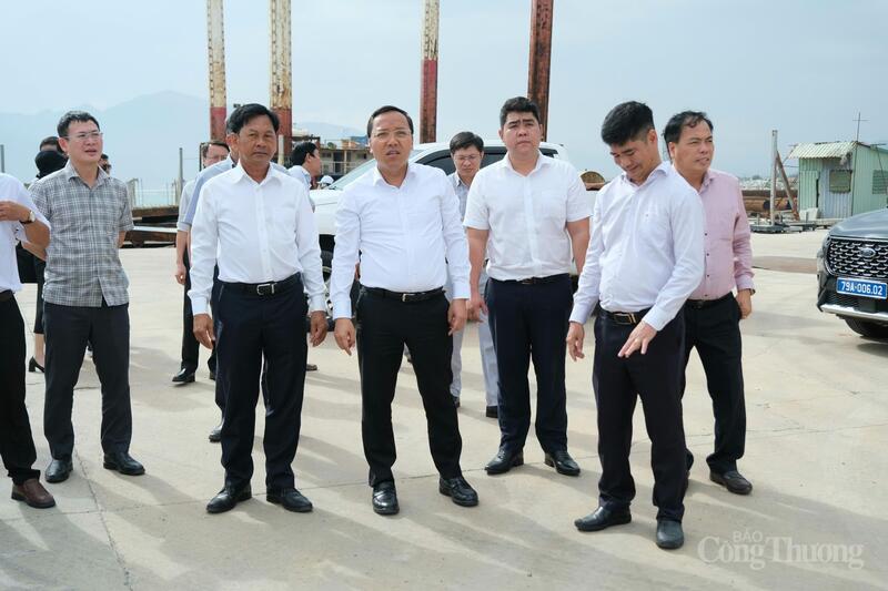 Đoàn công tác của Bộ Công Thương do Thứ trưởng Nguyễn Hoàng Long dẫn đầu đi kiểm tra, thị sát tại Nhà máy điện khí LNG Cà Ná