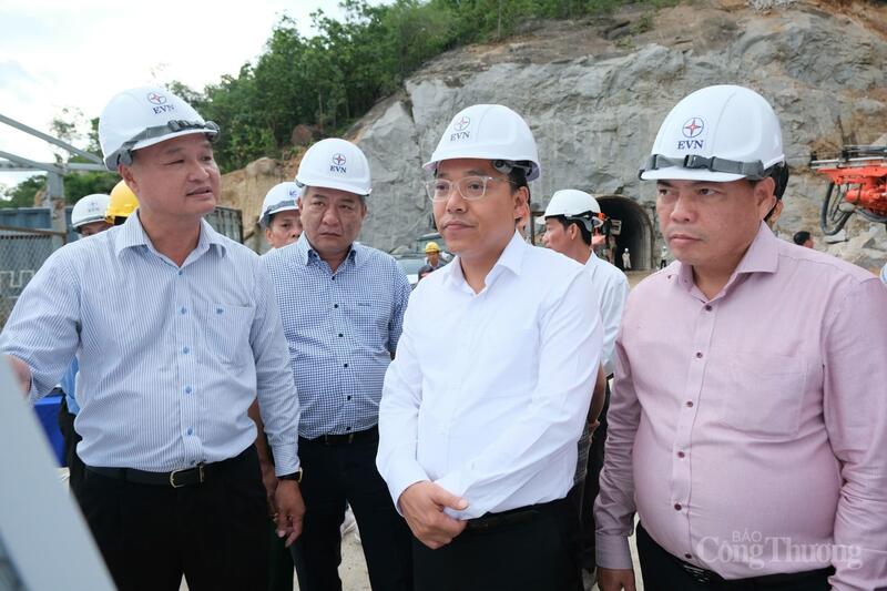 Đại diện Ban Quản lý dự án Điện 3 (EVNPMB3) báo cáo về quá trình triển khai dự án