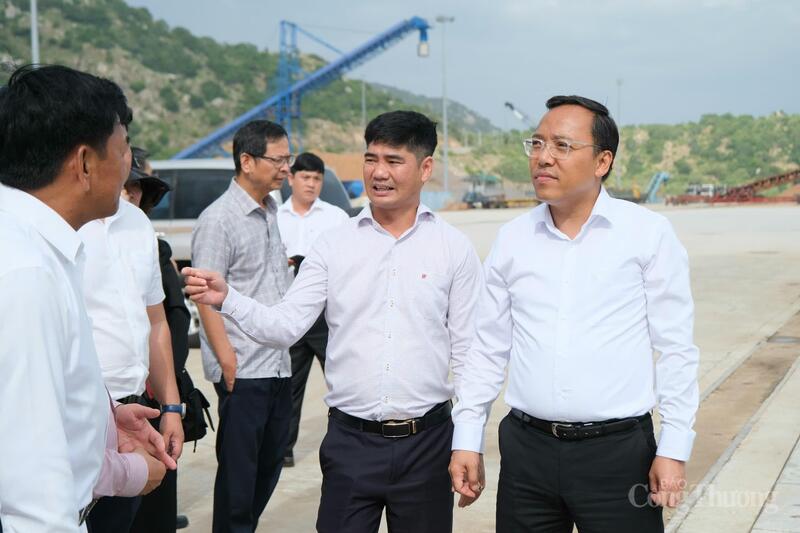 Thứ trưởng Nguyễn Hoàng Long trao đổi về dự án Nhà máy điện khí LNG Cà Ná