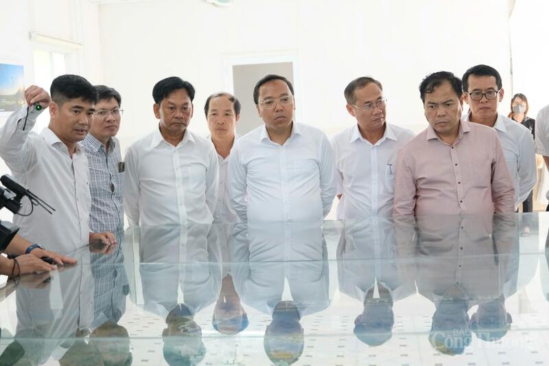 Đoàn công tác của Bộ Công Thương do Thứ trưởng Nguyễn Hoàng Long dẫn đầu đi kiểm tra, thị sát tại Nhà máy điện khí LNG Cà Ná