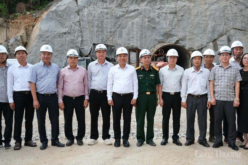 Đoàn công tác chụp hình lưu niệm tại dự án Thủy điện tích năng Bác Ái