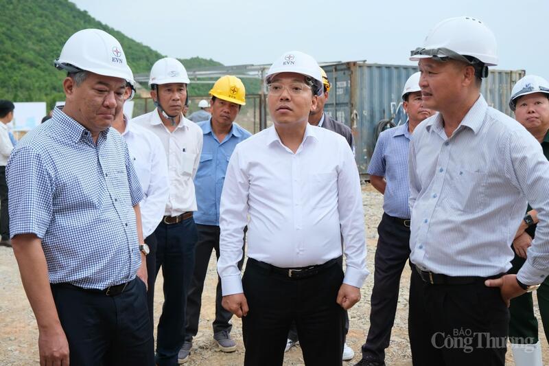 Đại diện Ban Quản lý dự án Điện 3 (EVNPMB3) báo cáo về quá trình triển khai dự án