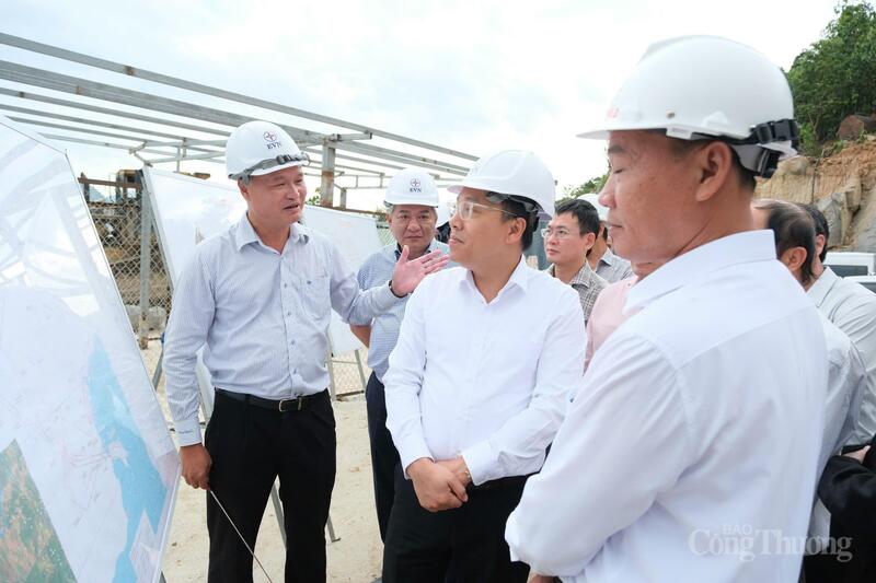 Đại diện Ban Quản lý dự án Điện 3 (EVNPMB3) báo cáo về quá trình triển khai dự án