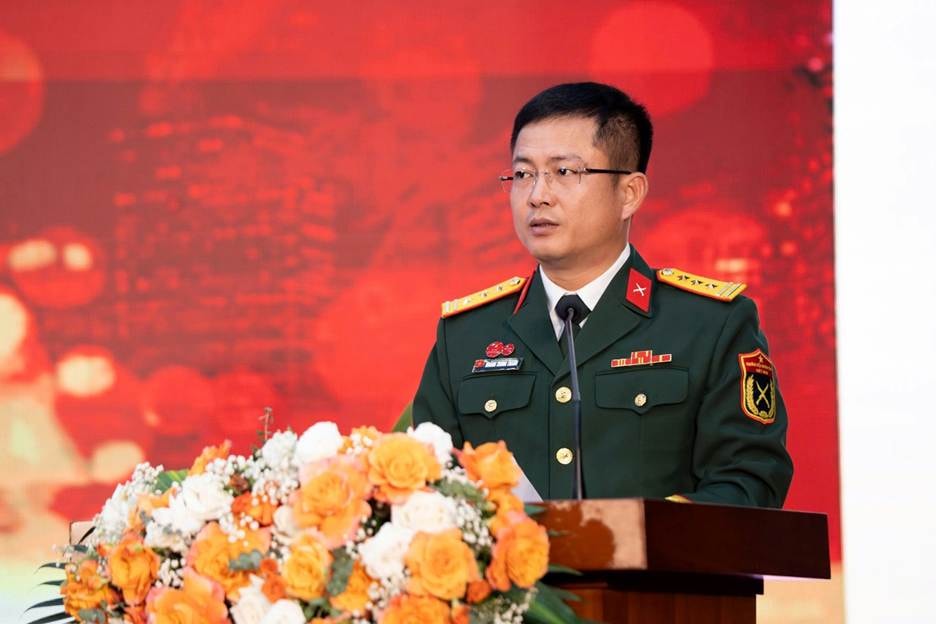 Thượng tá Hoàng Trung Thành, Tổng Giám đốc Tổng Công ty Viễn thông Viettel trình bày báo cáo trung tâm của Đại hội