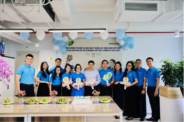Đồng chí Hồng Quang, Ủy viên BCH Tổng Liên đoàn Lao động Việt Nam, Thành viên HĐQT, Chủ tịch Công đoàn Vietcombank (thứ 6 từ trái sang) cùng các đại biểu Trụ sở chính tham dự Bữa cơm Công đoàn. Ảnh: Vietcombank