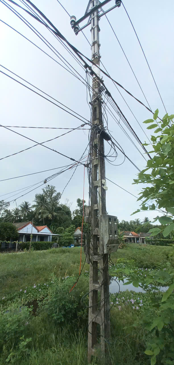Hiện nay, hệ thống điện ở nông thôn thành phố Huế còn nhiều hạn chế,do chưa được đầu tư đồng bộ. Ảnh: Nguyễn Tuấn