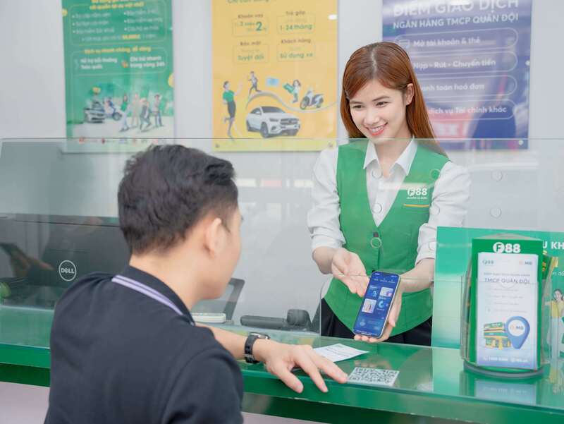 Khách hàng đến giao dich tại phòng giao dịch của F88