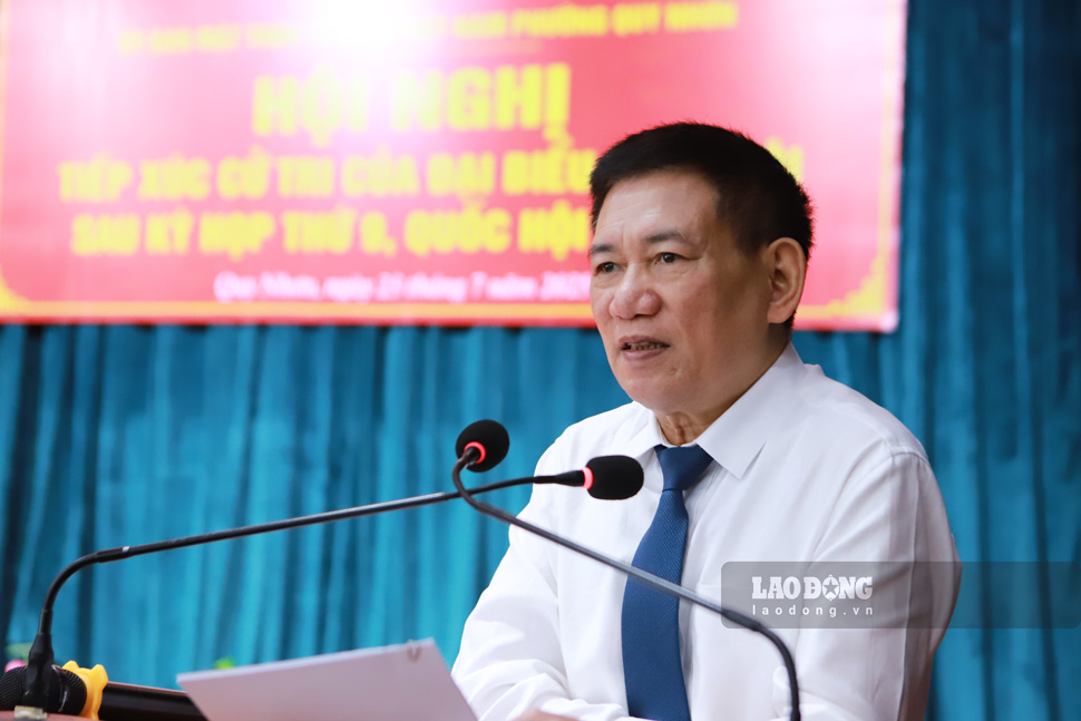 Trước nguyện vọng chính đáng của cử tri, Phó Thủ tướng Hồ Đức Phớc đề nghị UBND tỉnh Gia Lai sớm triển khai đầu tư tuyến kè dọc biển và hệ thống cấp nước sạch cho làng chài Hải Minh. “Đây là nhiệm vụ mà tỉnh phải thực hiện để chăm lo đời sống nhân dân. Trong trường hợp vượt quá khả năng ngân sách địa phương, cần đề xuất Trung ương hỗ trợ“, Phó Thủ tướng chỉ đạo. Ảnh: Hoài Phương