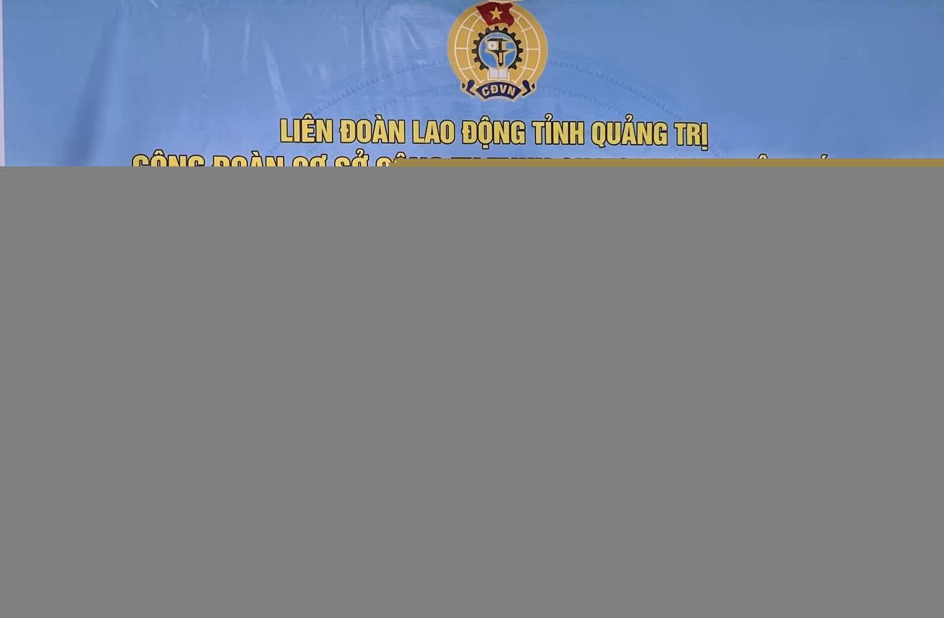 Liên đoàn Lao động tỉnh Quảng Trị trao quà cho các công nhân có hoàn cảnh khó khăn. Ảnh: Công đoàn Quảng Trị