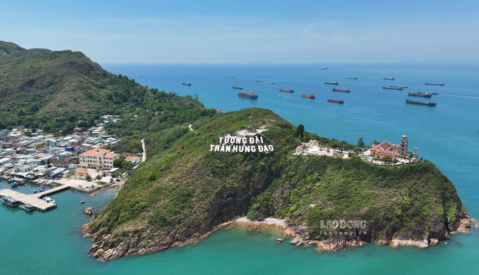 Nhiều năm qua, hơn 450 hộ dân làng chài Hải Minh (phường Quy Nhơn) vẫn sống trong cảnh thiếu nước sạch trầm trọng, nơm nớp lo sợ sóng biển đánh thẳng vào nhà mỗi khi trời trở gió, vì chưa có tuyến kè chắn sóng kiên cố. Ảnh: Hoài Phương
