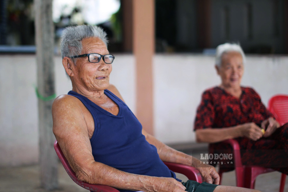 Ông Nguyễn Sanh (88 tuổi, khu vực 9, phường Quy Nhơn) chia sẻ, các giếng đào ở đây hầu như đều bị nhiễm mặn, nhiễm phèn, có cũng như không. Cả làng chỉ còn một giếng có nước ngọt, nhưng lượng ít ỏi, không đủ cho hàng trăm hộ dân. Ảnh: Hoài Phương