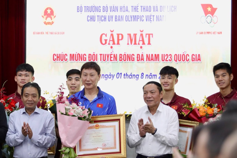 Tập thể và cá nhân đội U23 Việt Nam nhận Bằng khen. Ảnh: Ngọc Lê