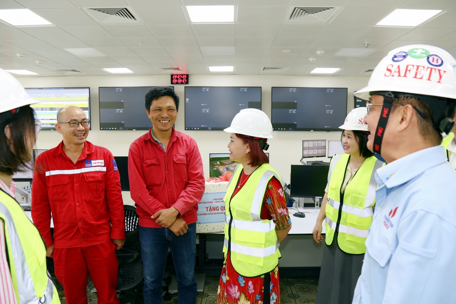 Không khí chào mừng Đại hội Đảng bộ Tập đoàn Công nghiệp - Năng lượng Quốc gia Việt Nam lần thứ IV, nhiệm kỳ 2025-2030