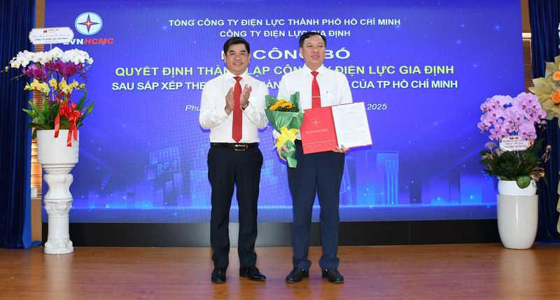 Ông Bùi Hải Thành - Phó Tổng Giám đốc Tổng công ty Điện lực TP. Hồ Chí Minh trao quyết định thành lập Công ty Điện lực Gia Định cho ông Vương Quốc Minh -  Giám đốc công ty. Ảnh: Minh Khuê.