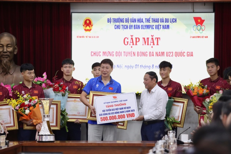 U23 Việt Nam nhận thưởng 500 triệu đồng từ Ủy ban Olympic Việt Nam. Ảnh: Ngọc Lê