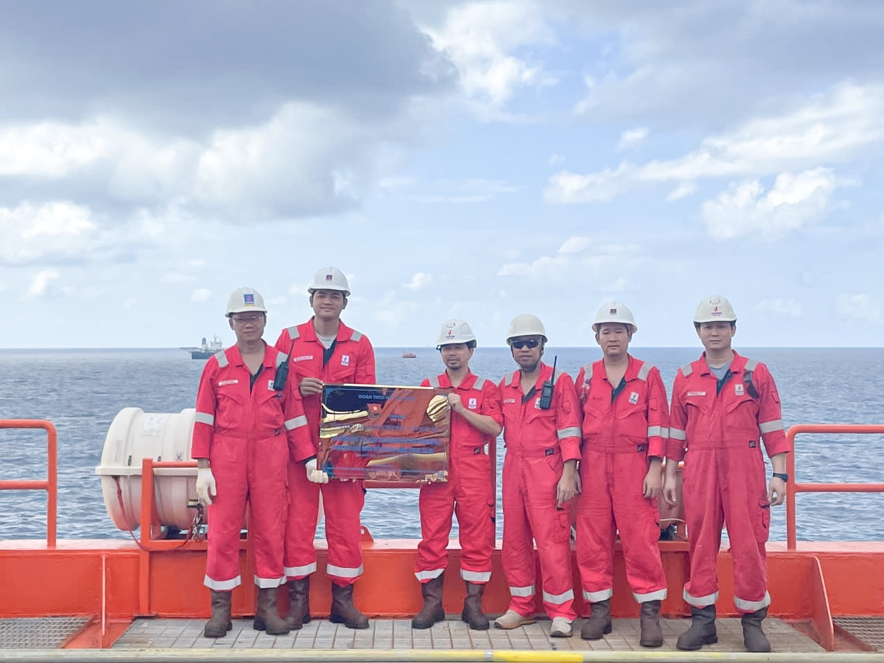 Không khí chào mừng Đại hội Đảng bộ Tập đoàn Công nghiệp - Năng lượng Quốc gia Việt Nam lần thứ IV, nhiệm kỳ 2025-2030