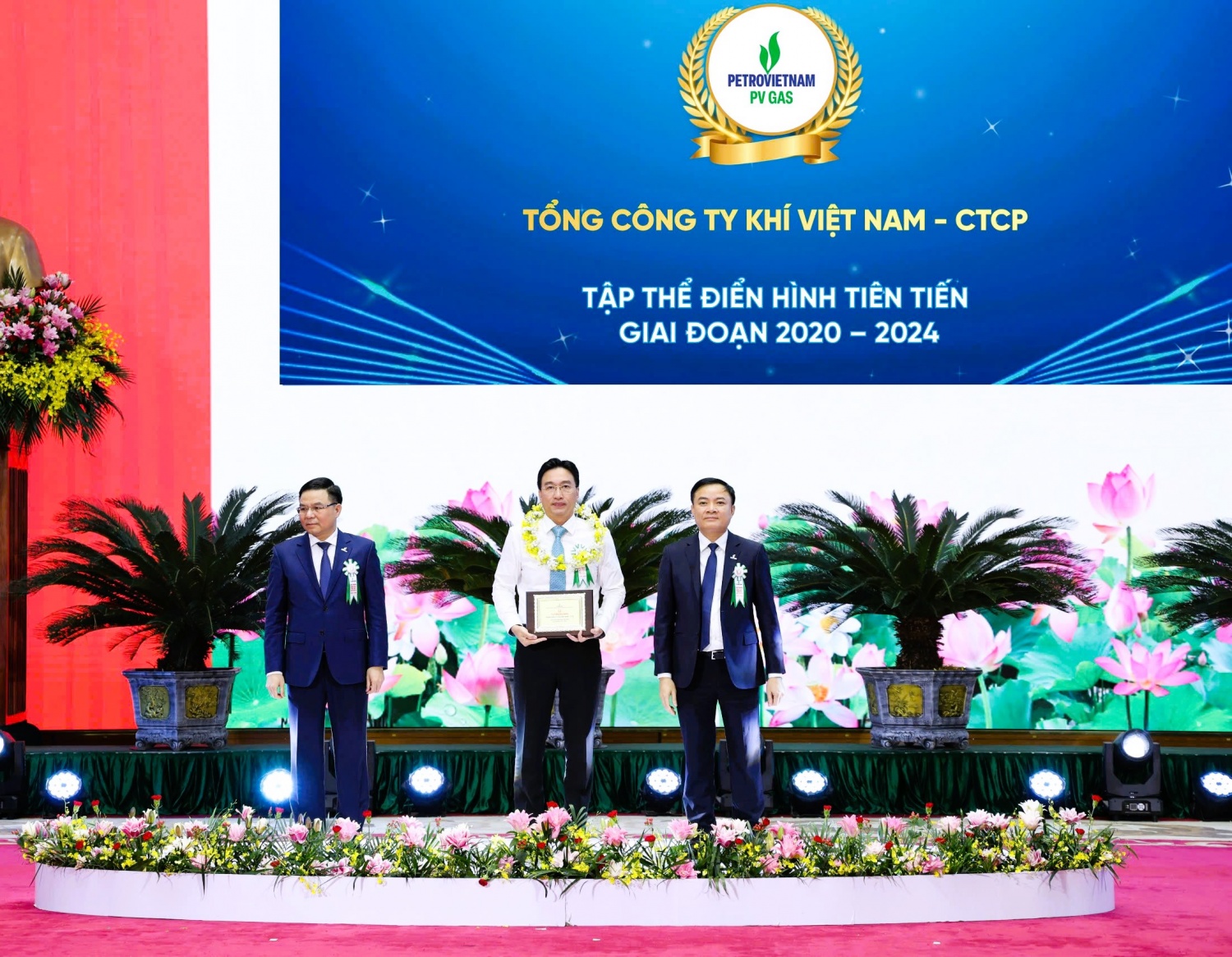 Đồng chí Nguyễn Thanh Bình – Bí thư Đảng ủy, Chủ tịch HĐQT Tổng công ty vinh dự nhận Biểu trưng cho Tập thể điển hình tiên tiến giai đoạn 2020-2024
