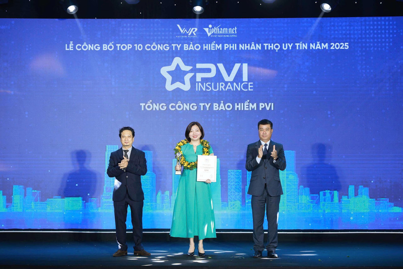 Bà Nguyễn Vũ Tâm - Phó Tổng Giám đốc Bảo hiểm PVI đại diện nhận giải thưởng.