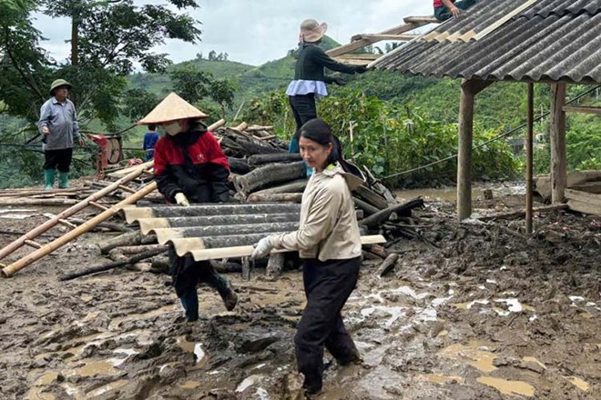 Giáo viên vùng cao cuốc xẻng khai thông con đường sau lũ trước thềm năm học mới