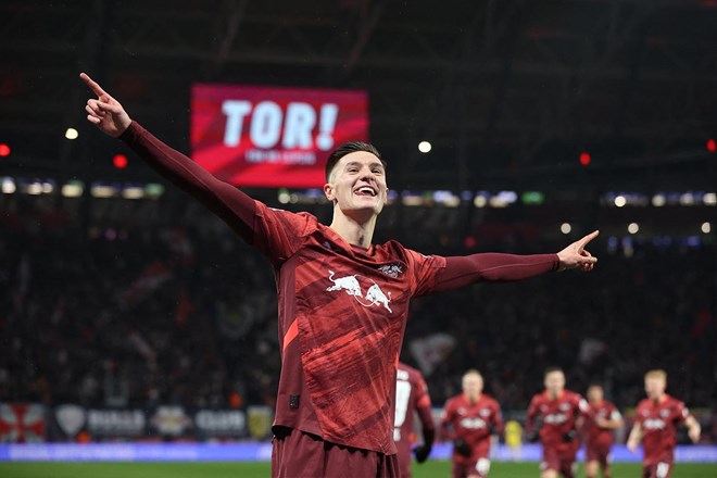 Vô vàn khó khăn để Man United có thể huy động tiền mua Benjamin Sesko