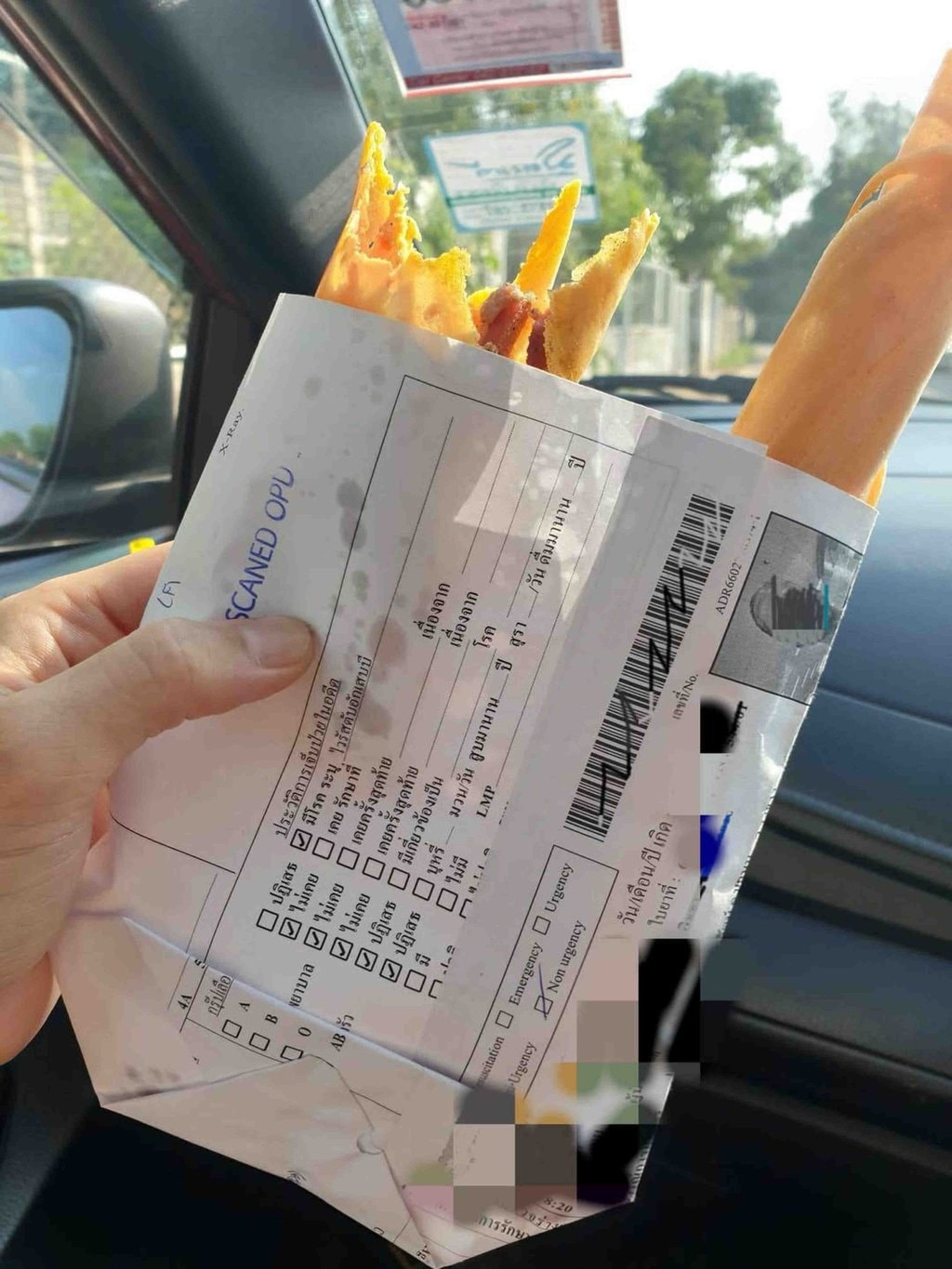 Hồ sơ bệnh án của bệnh nhân được dùng làm giấy gói thực phẩm bán trên phố. Ảnh: Facebook